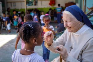 Irmã Marilena é um exemplo de solidariedade trabalhando pela educação infantil há 34 anos.