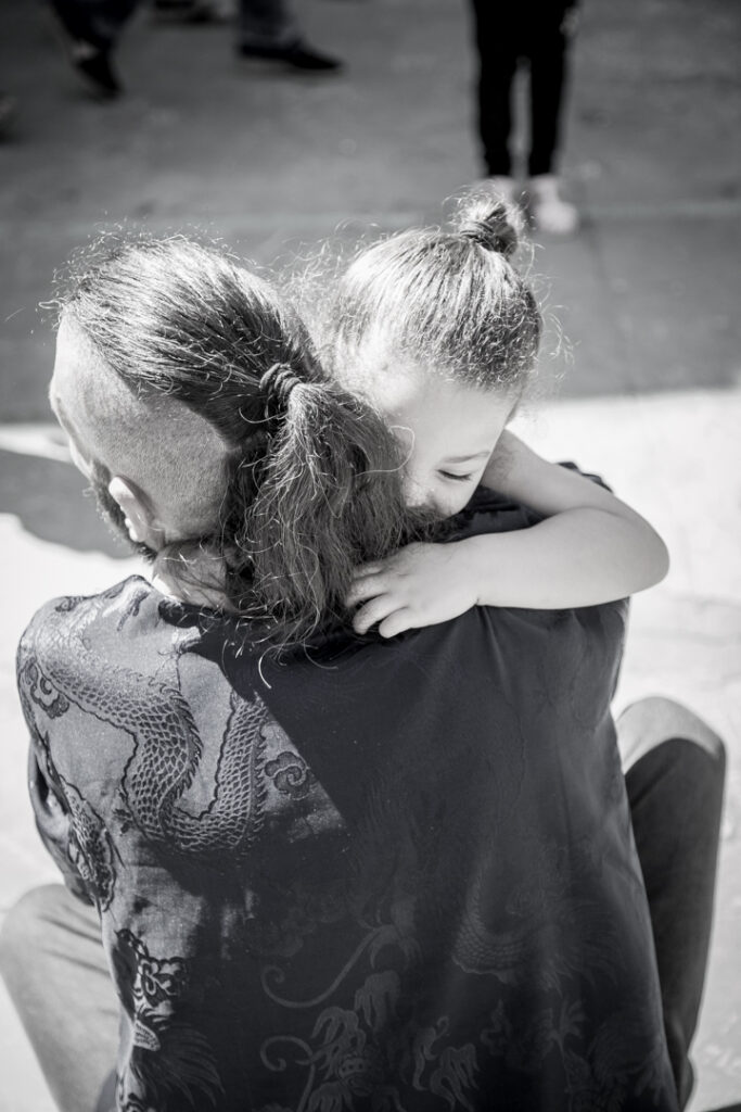 Carinho, atenção e empatia são chaves para a estabilidade emocional dos pequenos.